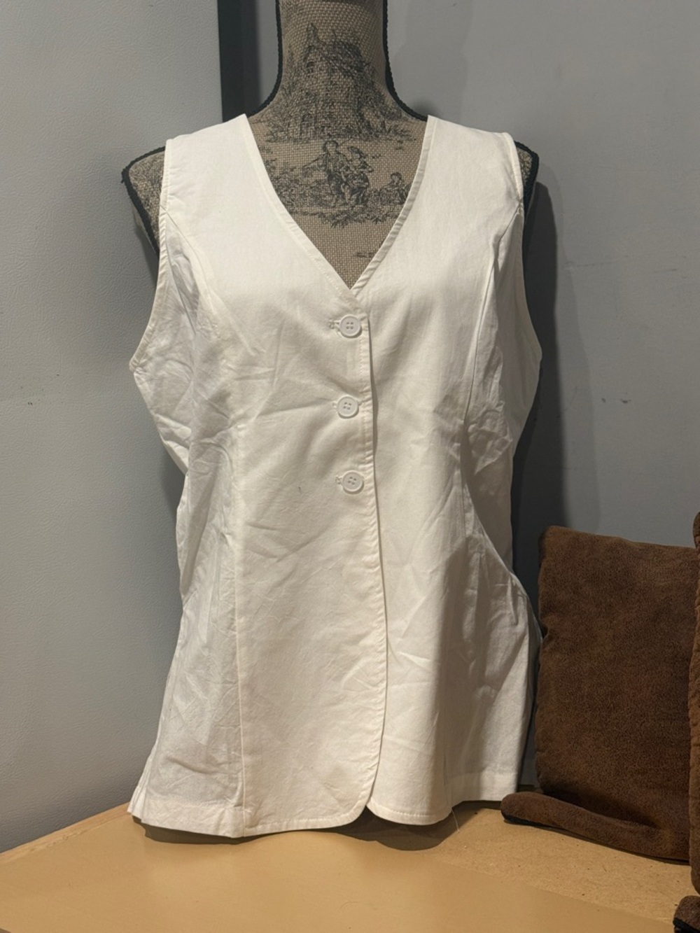 Commense White Sleeveless Top with Tag Accent